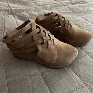 Antelope - Suede Clog. Gray suede in excellent new condition - never worn. Sz 37